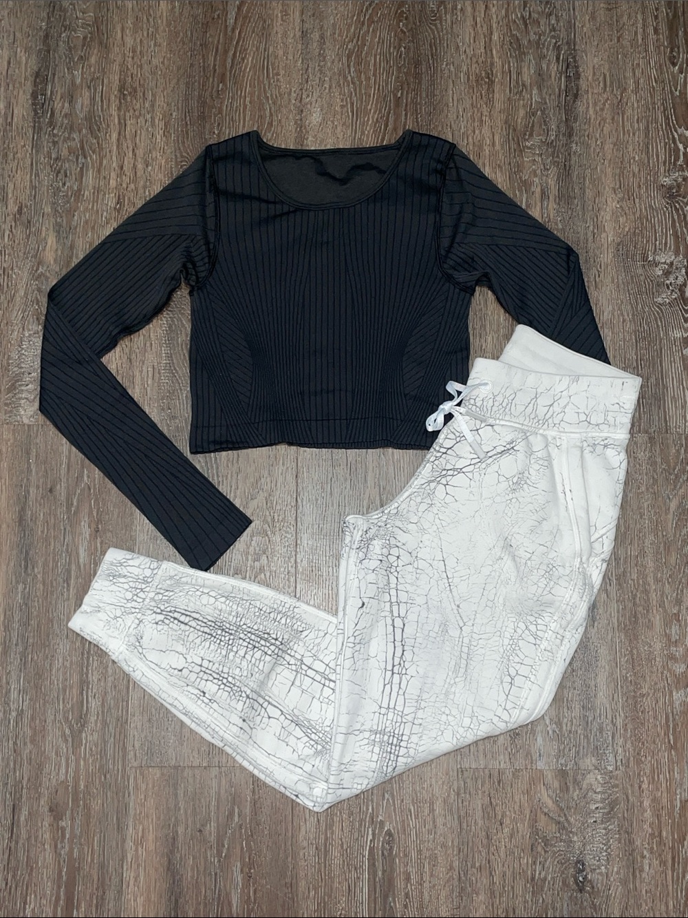 EUC Lululemon Matching Black/White Set. Size Top 6/Bottom 4